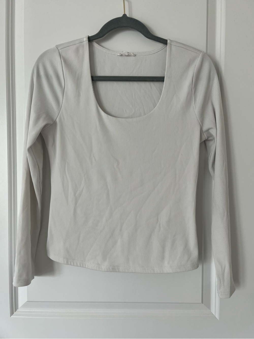 Blu Pepper Medium White Long Sleeve Ribbed Scoop Neck Shirt